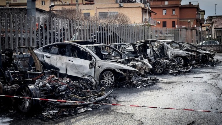 イタリア・ローマの販売店で火災があり、テスラ車１７台が焼失した＝３１日/Alessandro Serrano/Shutterstock