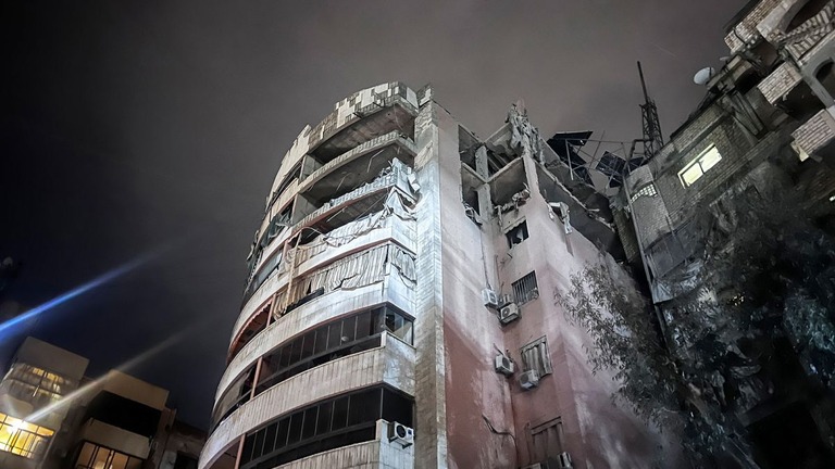 イスラエル軍の空爆で損傷した建物＝１日、レバノン首都ベイルート/Ibrahim Amro/AFP/Getty Images