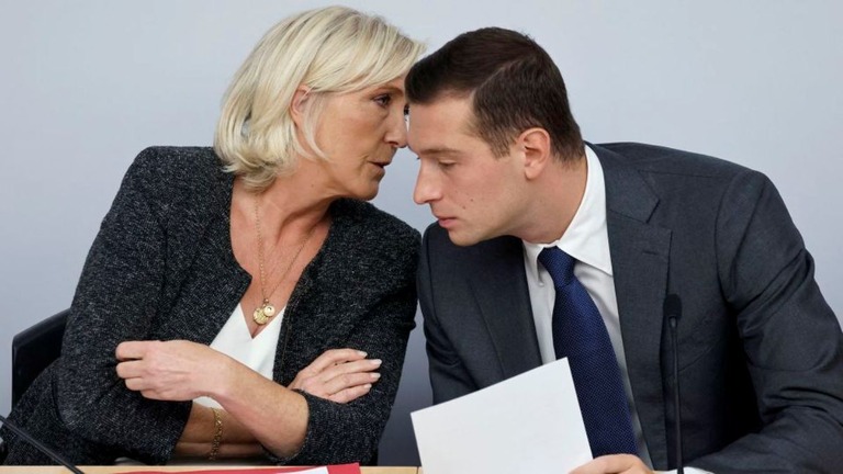 昨年９月、国民連合（ＲＮ）の党会合で言葉を交わすルペン氏（左）とバルデラ氏/Ludovic Marin/AFP/Getty Images