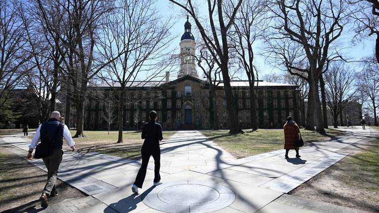 米ニュージャージー州にあるプリンストン大学のキャンパスを歩く人々/Phelan M. Ebenhack/AP