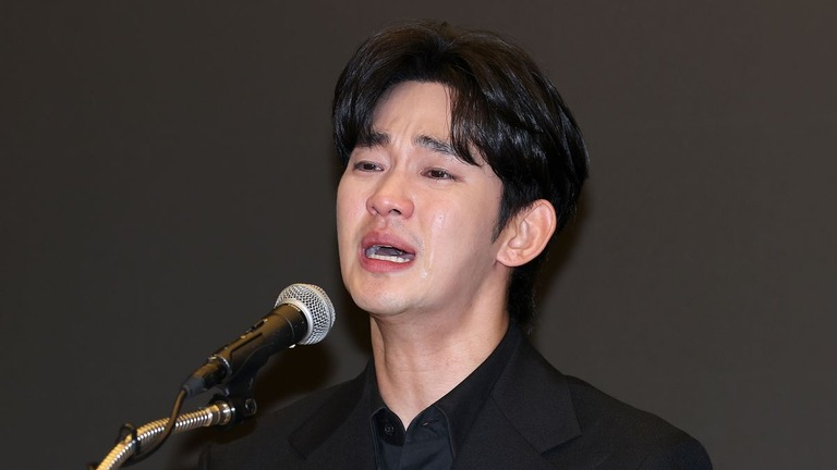 記者会見で感情を吐露するキム・スヒョンさん/Han Myung-Gu/WireImage/Getty Images