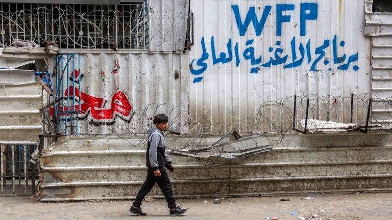 小麦不足で閉店したガザ市内の製パン店の前を歩く少年/Bashar Taleb/AFP/Getty Images