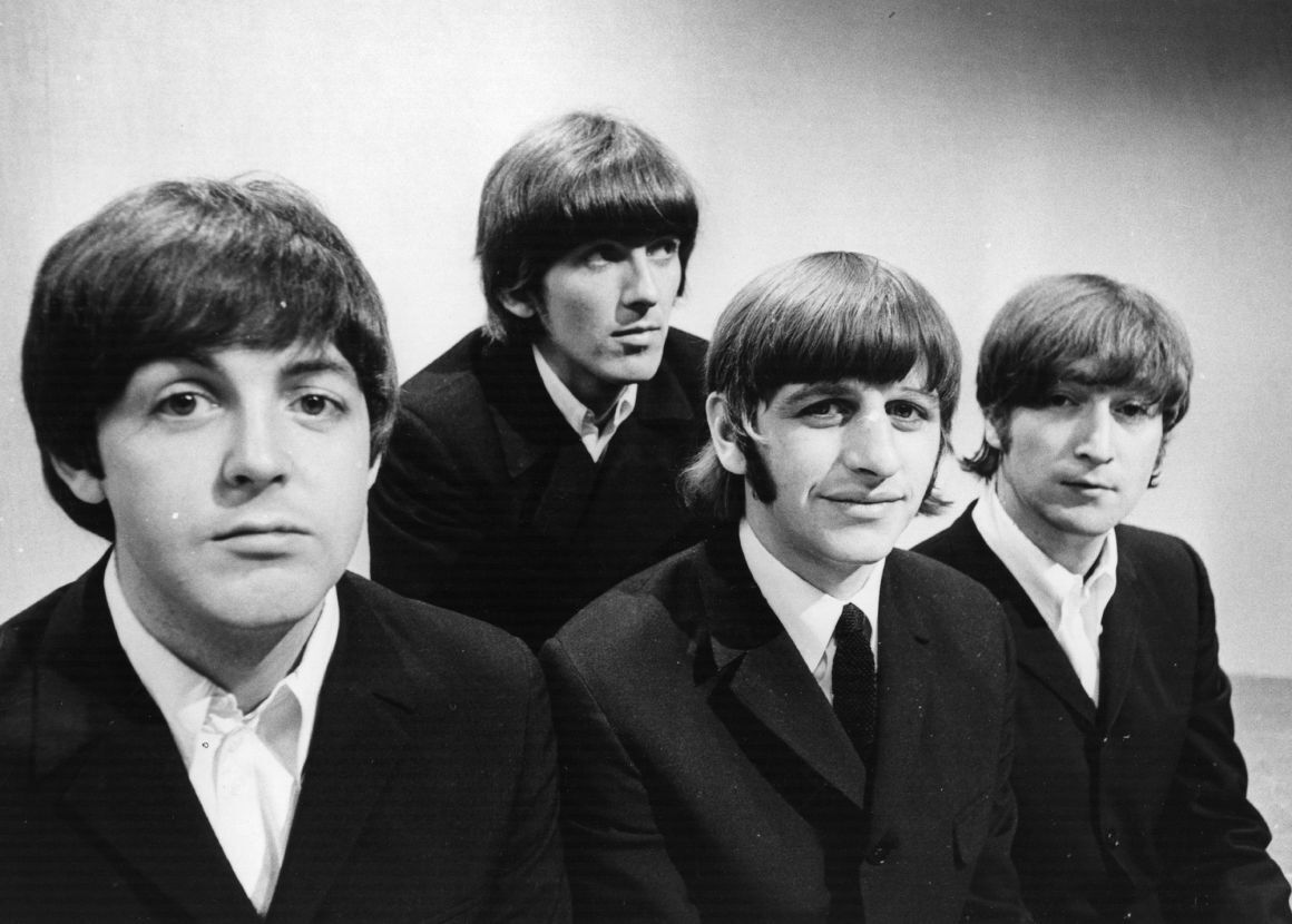 1966年に撮影されたビートルズのメンバー。左からP・マッカートニー、G・ハリスン、R・スター、J・レノン/Central Press/Hulton Archive/Getty Images