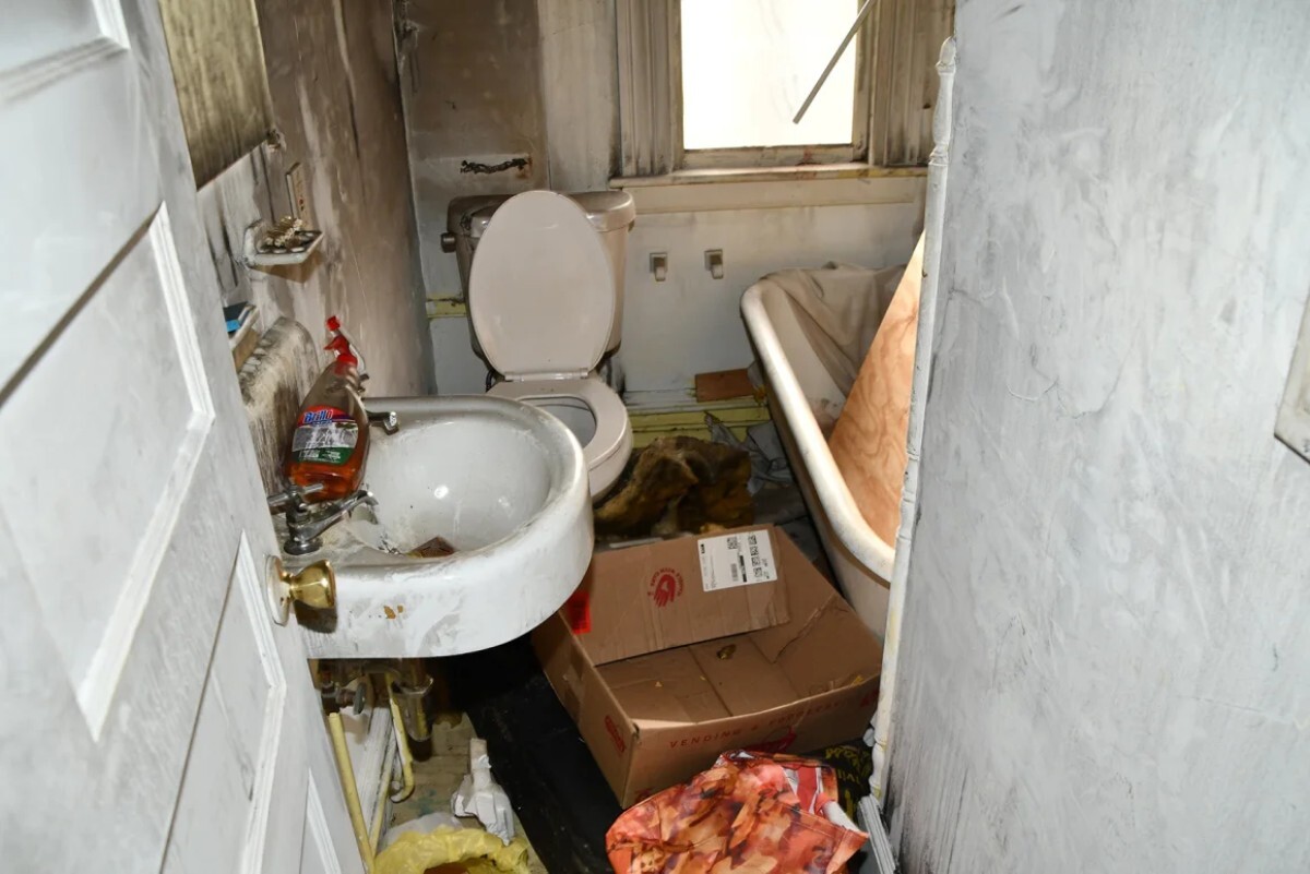 監禁先の住宅の洗面所