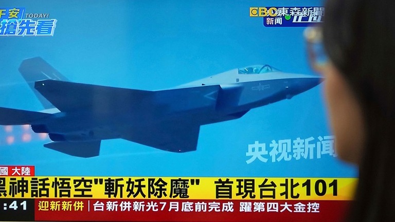 中国軍の軍事演習に関する報道を見る視聴者/Ichiro Ohara/The Yomiuri Shimbun/AP