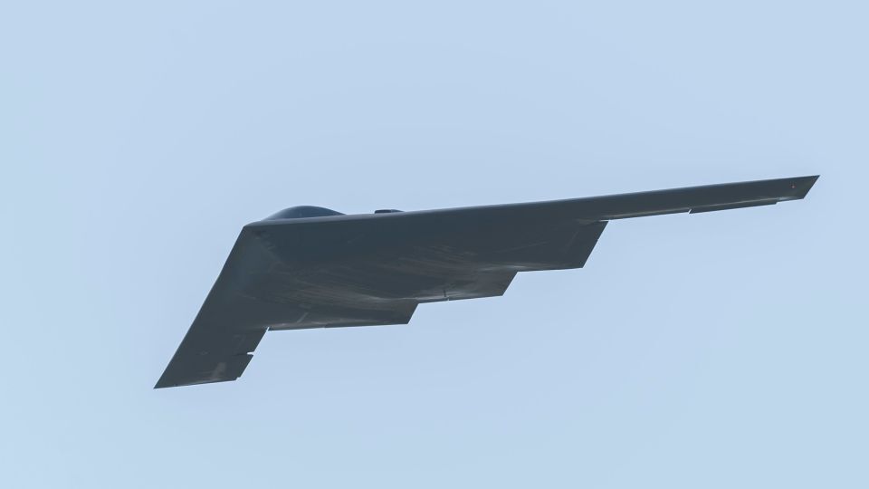 米ミズーリ州上空を飛行するB2爆撃機。2024年の資料写真/Tech. Sgt. Anthony Hetlage/U.S. Air Force
