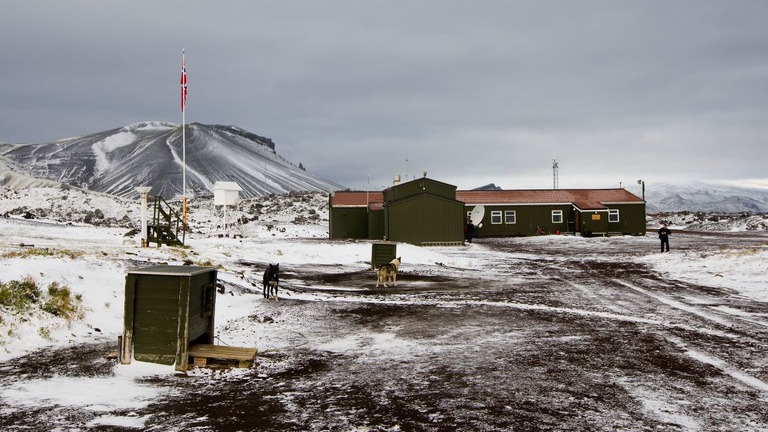 ヤンマイエン島の気象観測所。定住者のいないノルウェーの小さな島も米政権が掲げる関税政策の対象となった/Heiko Junge/NTB Scanpix/AP/File