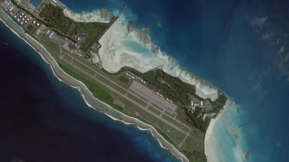駐機場の周囲を写したディエゴ・ガルシア島の基地の画像/Planet Labs