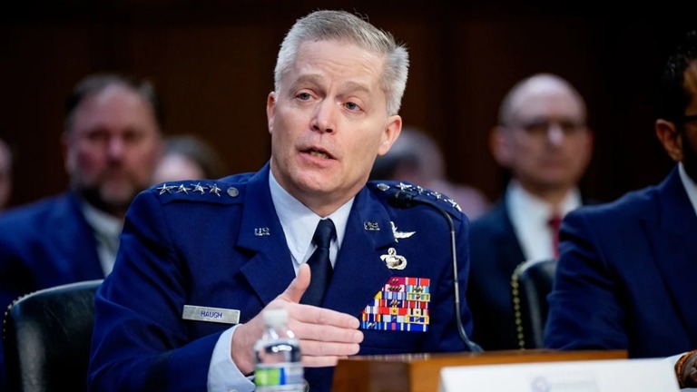 米上院情報委員会の公聴会に臨むハウ国家安全保障局（ＮＳＡ）長官＝３月２５日/Andrew Harnik/Getty Images/File