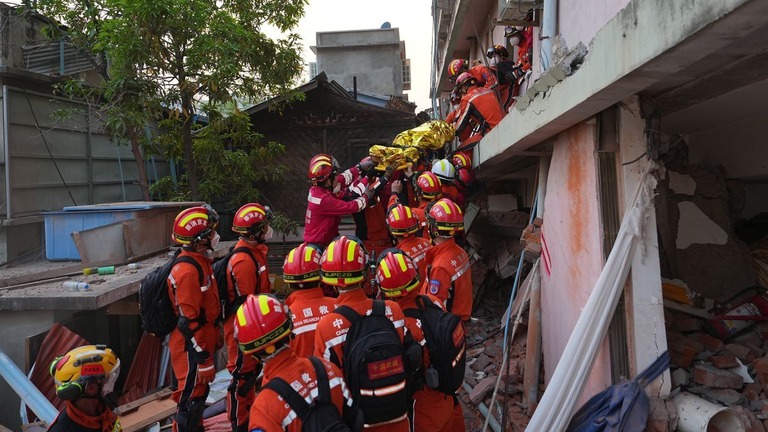 震源地に近いマンダレーで、５３歳の男性が１２５時間ぶりに救出された/Xinhua/Shutterstock