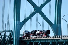 米自動車メーカー、生産を一時停止　米関税にカナダは報復