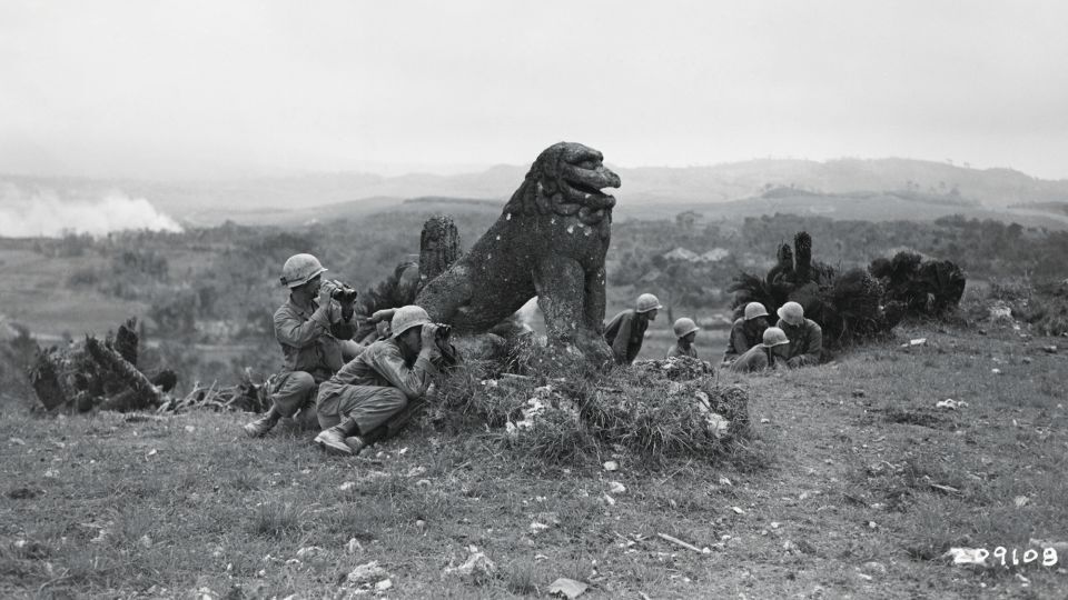 「富盛(ともり)の石彫大獅子」の周囲に身を潜め、日本軍の行動を偵察する米陸軍第7歩兵師団の兵士ら/Bettmann Archive/Getty Images