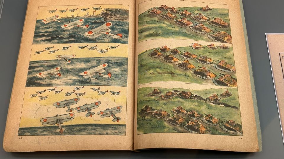 沖縄県公文書館に展示されている戦時中の教科書。戦闘機や戦車のイラストで小学生に数え方を教える内容/Brad Lendon/CNN