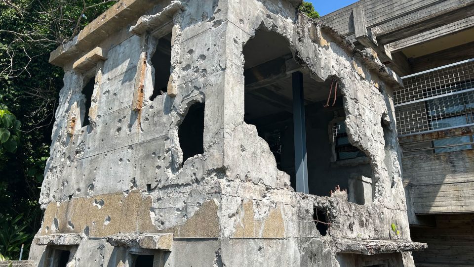 質屋だった伊江島の建物。戦争による激しい破壊の痕を今に伝える/Brad Lendon/CNN