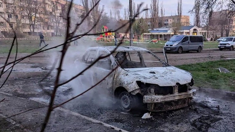 ロシアのミサイル攻撃で破壊された車両の残骸＝４日、ウクライナ・クリビーリフ/Governor of Dnipropetrovsk Regional Military Civil Administration Serhiy Lysak/Handout/Reuters