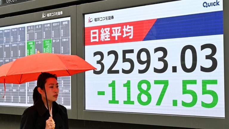 日経平均の急落を知らせるディスプレー＝７日、東京/Masahiro Sugimoto/The Yomiuri Shimbun/AP