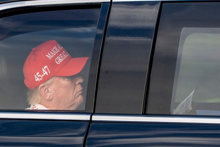 自身が所有するゴルフクラブに到着したトランプ米大統領＝５日、フロリダ州ジュピター/Alex Brandon/AP