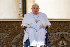 ローマ教皇、公の場にサプライズ登場　退院後初