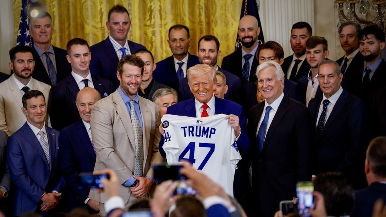 ワールドシリーズを制覇したドジャースがトランプ米大統領を表敬訪問した/Kevin Dietsch/Getty Images