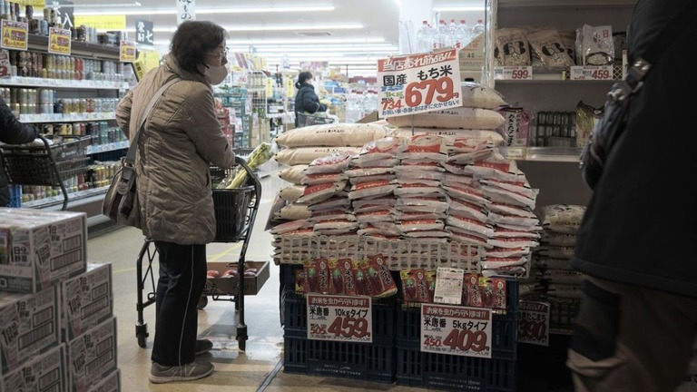 店頭に並ぶお米の袋＝埼玉県/Japan Soichiro Koriyama/Bloomberg/Getty Images