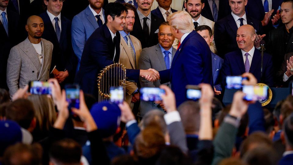 ドジャーズ所属の二刀流のスター、大谷翔平選手がトランプ大統領と握手を交わす一幕も/Kevin Dietsch/Getty Images