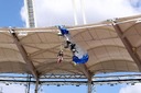 ラグビーの試合が遅延、キックオフ前にパラシュートが競技場の屋根に引っ掛かる　仏
