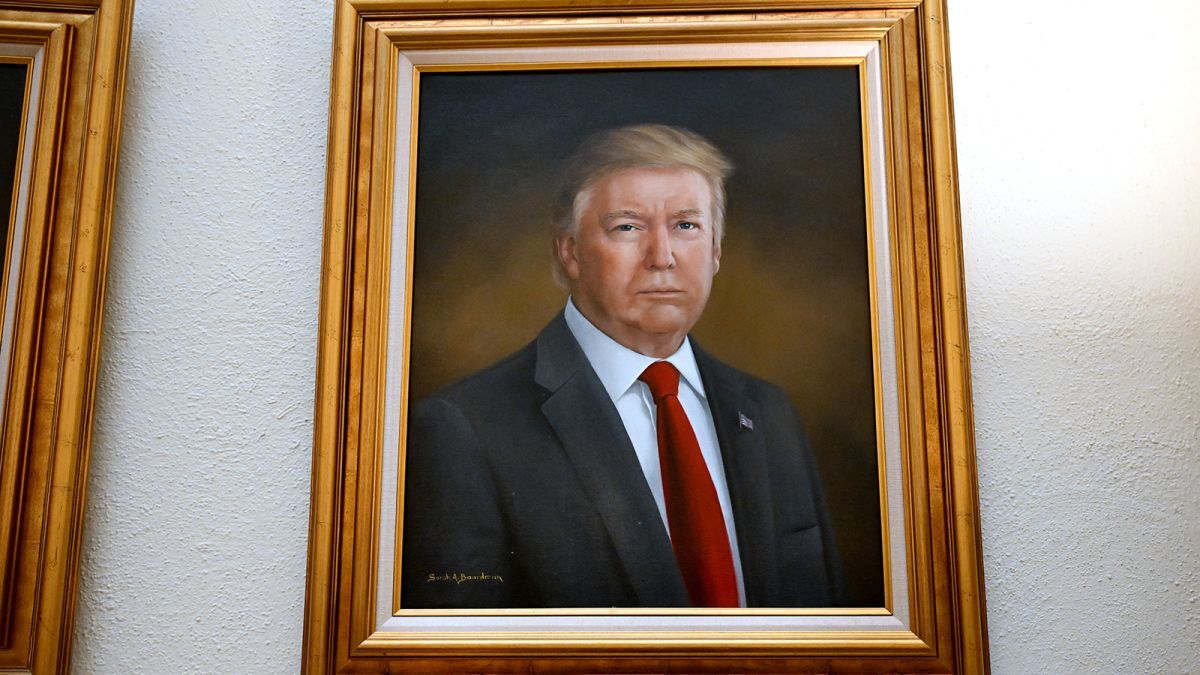 先月撤去されたサラ・ボードマン氏によるトランプ大統領の肖像画