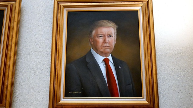 先月撤去されたサラ・ボードマン氏によるトランプ大統領の肖像画
