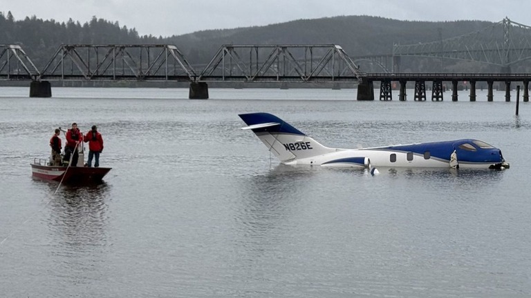 小型機が滑走路を外れて水中に転落した事案について調査が行われている/Southwest Oregon Regional Airport