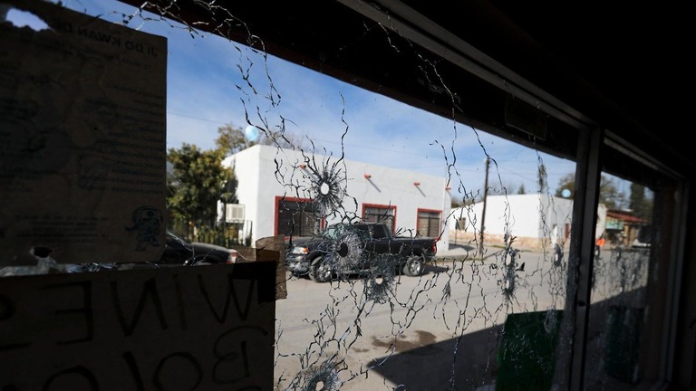 麻薬カルテルと治安部隊との間の銃撃戦で破損した窓ガラス＝２０１９年１２月、メキシコ・ビヤウニオン/Eduardo Verdugo/AP/File