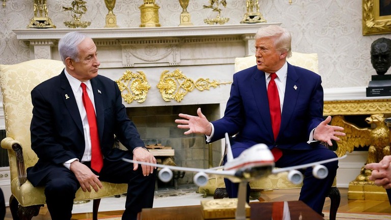 ホワイトハウスで会談するトランプ米大統領（右）とイスラエルのネタニヤフ首相＝７日、米首都ワシントン/Kevin Dietsch/Getty Images