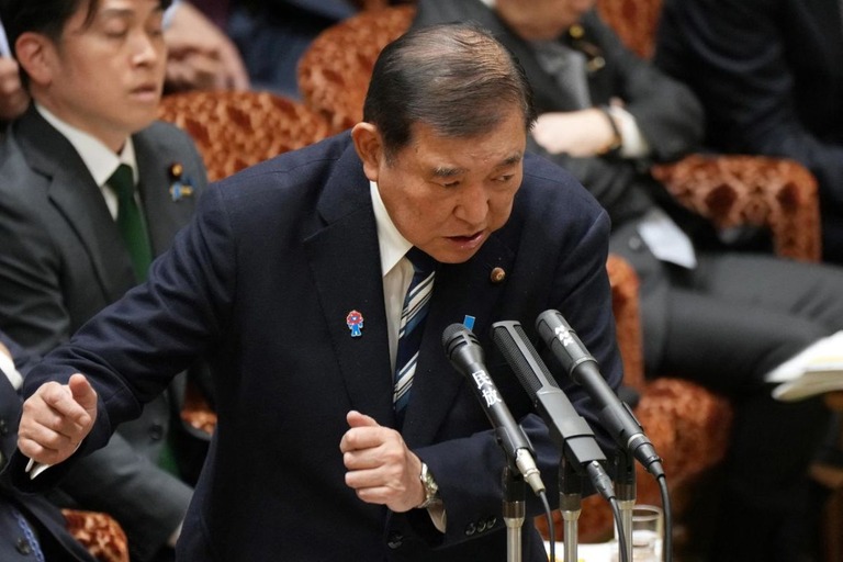 国会で答弁する石破茂首相/Kazuhiro Nogi/AFP/Getty Images