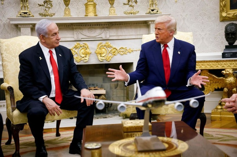 ホワイトハウスで会談するトランプ米大統領（右）とイスラエルのネタニヤフ首相/Kevin Dietsch/Getty Images