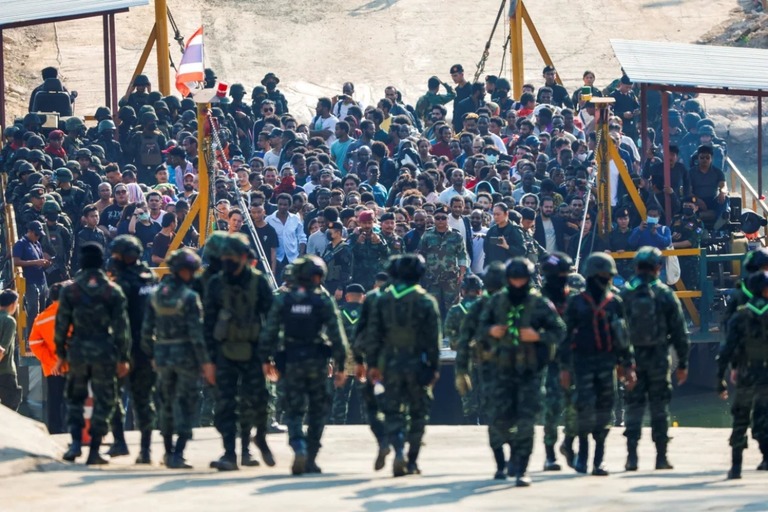 タイに向かう船の上に立つ被害者ら＝２月１２日/Krit Phromsakla Na Sakolnakorn/Reuters