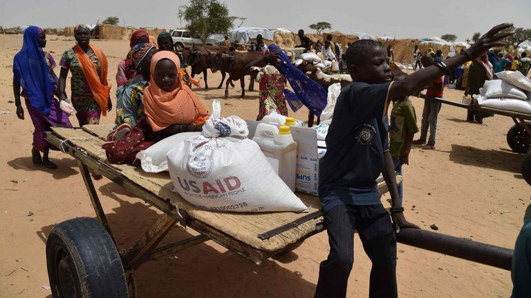 武装集団の侵入を受けて避難してきた人々＝２０１６年６月、ニジェール/ISSOUF SANOGO/AFP/Getty Images