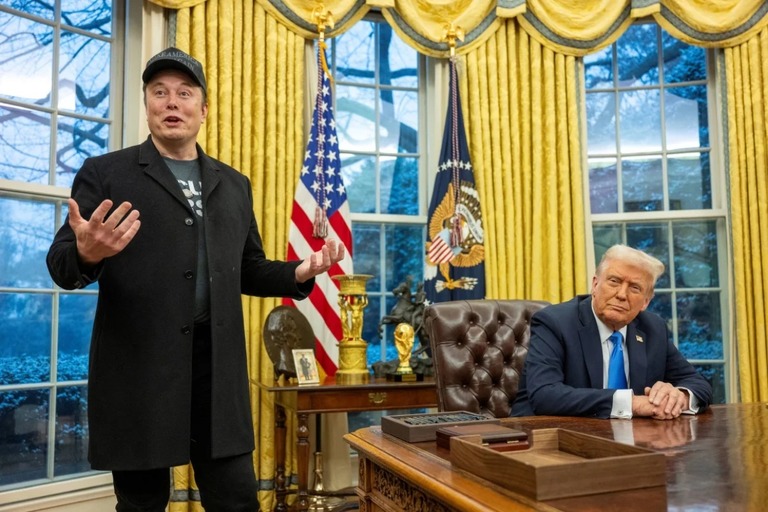 ホワイトハウスの大統領執務室で話すイーロン・マスク氏＝２月１１日/Jim Watson/AFP/Getty Images