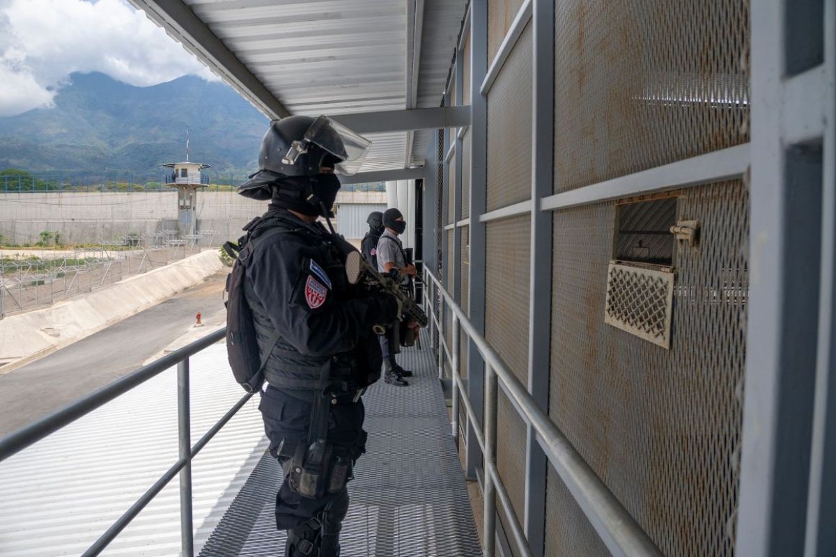 受刑者を見張る武装した警備員/Evelio Contreras/CNN