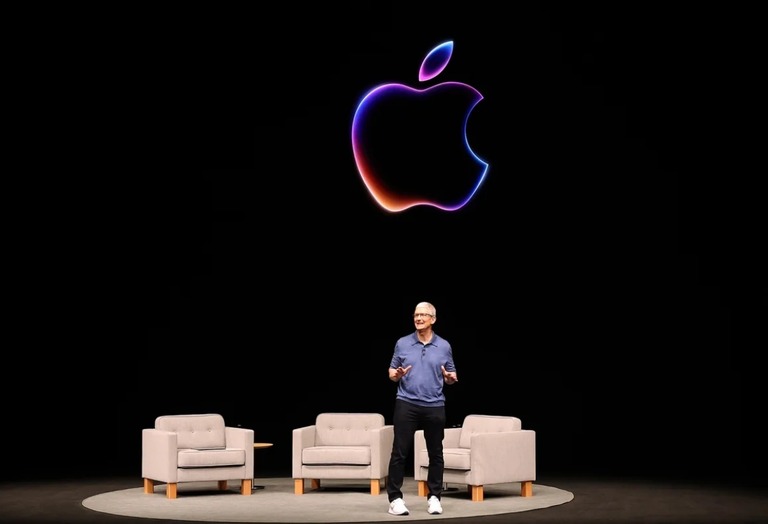 アップルの年次開発者会議「ＷＷＤＣ」で基調講演を行うティム・クックＣＥＯ＝２０２４年６月１０日/Justin Sullivan/Getty Images