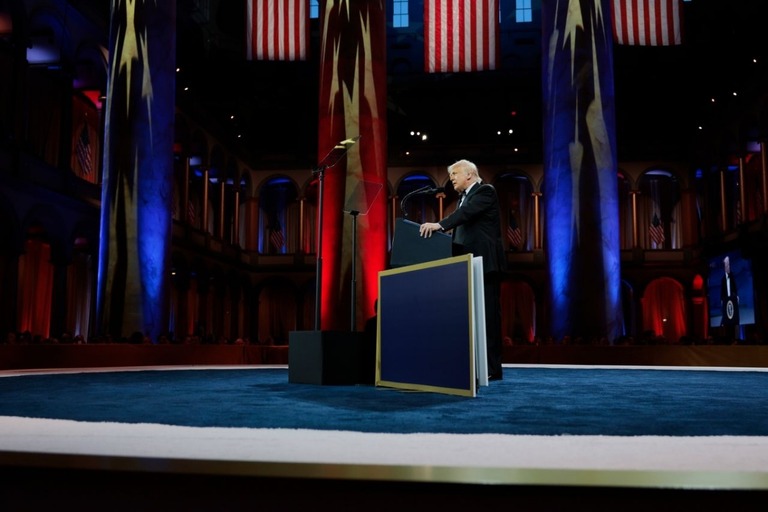 ワシントンで開かれた全国共和党下院委員会（ＮＲＣＣ）の晩さん会で演説するトランプ米大統領＝８日/Anna Moneymaker/Getty Images