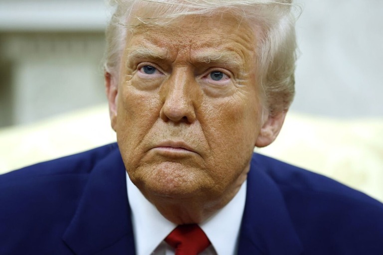 ホワイトハウス執務室で記者団の質問に答えるトランプ氏＝７日/Kevin Dietsch/Getty Images