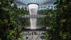 英旅行調査会社スカイトラックスが発表した世界の空港ランキングでシンガポール・チャンギ国際空港が１位に選ばれた。写真はショッピングモール内にある高さ４０メートルを誇る世界最大の屋内人工滝「レイン・ボルテックス」