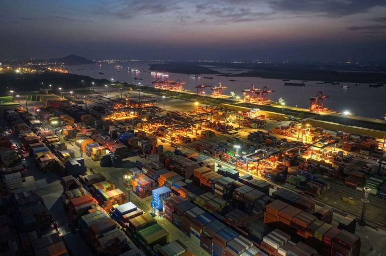 中国東部、江蘇省南京にあるコンテナターミナルの夜の様子/AFP/Getty Images