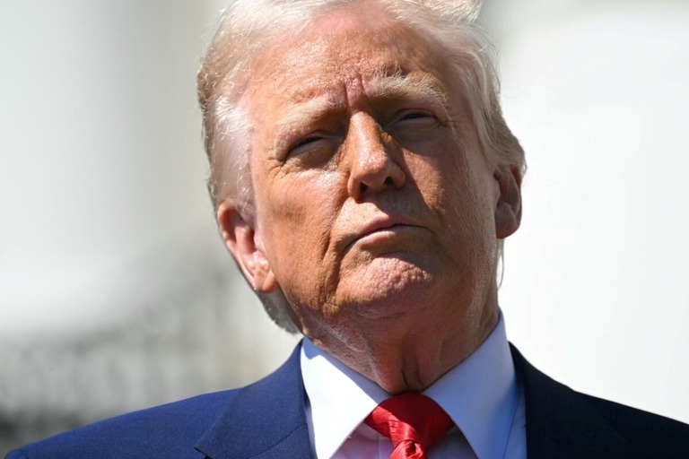 ホワイトハウスでメディアの取材に応じるトランプ米大統領/Saul Loeb/AFP/Getty Images