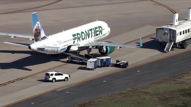 米バージニア州のワシントン・ダレス国際空港に駐機するフロンティア航空機＝９日/WUSA