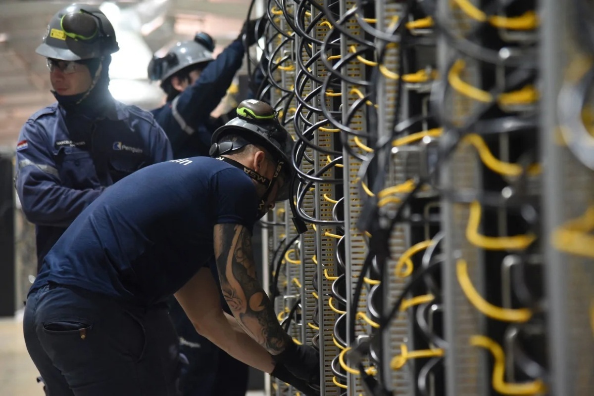 暗号通貨の採掘(マイニング)のための施設を調べる作業員=2024年、パラグアイ/Daniel Duarte/AFP/Getty Images