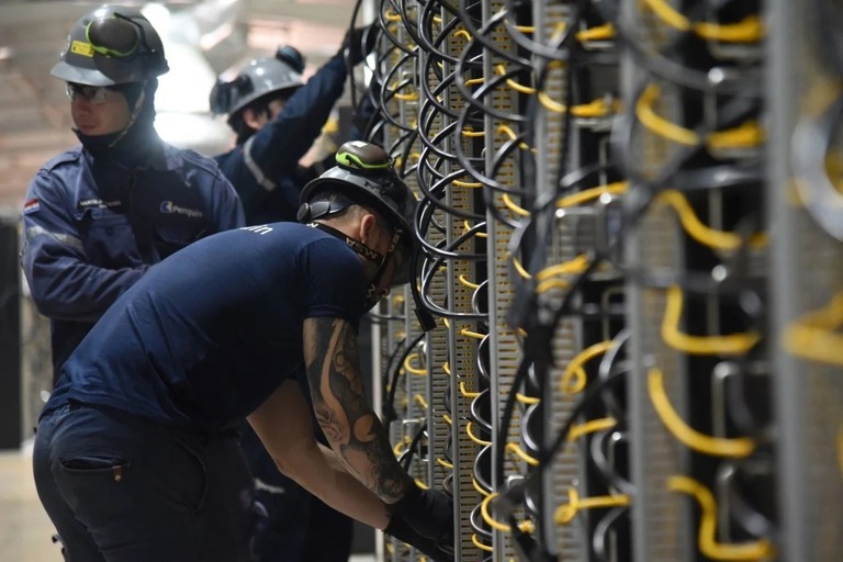 暗号通貨の採掘（マイニング）のための施設を調べる作業員＝２０２４年、パラグアイ/Daniel Duarte/AFP/Getty Images