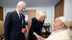 英国王夫妻、フランシスコ教皇を予告なしで訪問