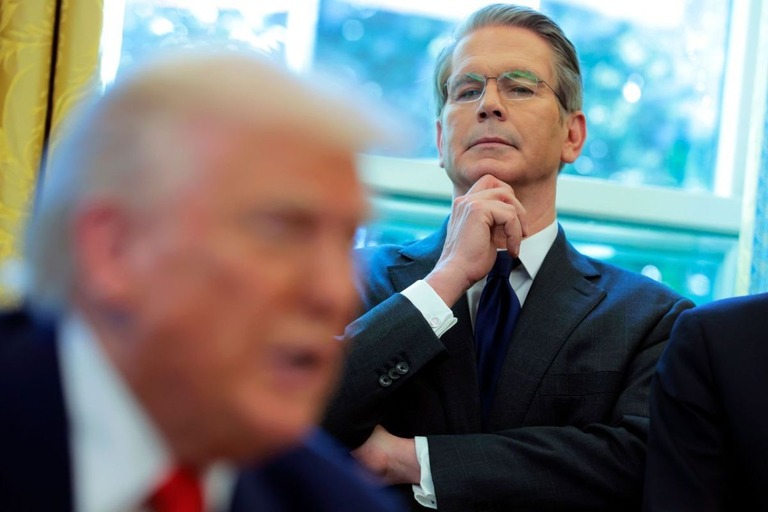 大統領令に署名するトランプ大統領に目を向けるベッセント財務長官/Anna Moneymaker/Getty Images