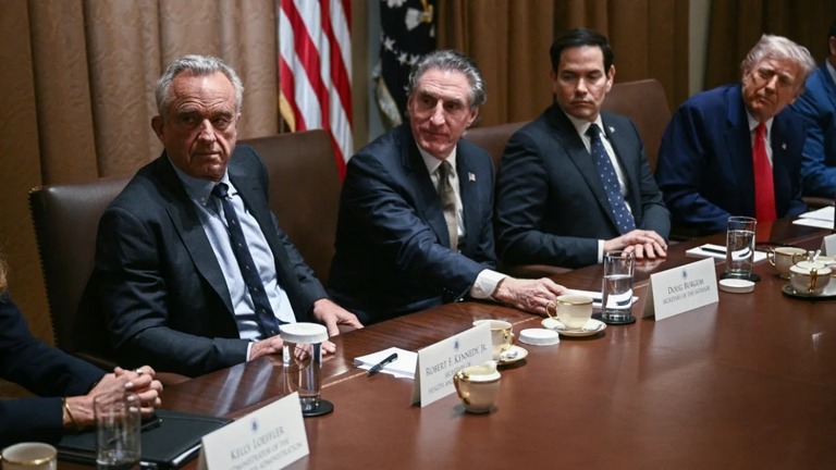 閣議に臨むロバート・ケネディ・ジュニア米保健福祉省長官（左）＝１０日/Brendan Smialowski/AFP/Getty Images