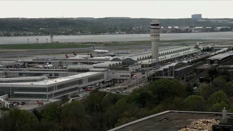 米ロナルド・レーガン・ナショナル空港で、旅客機２機の翼が接触する事故が発生した/WUSA